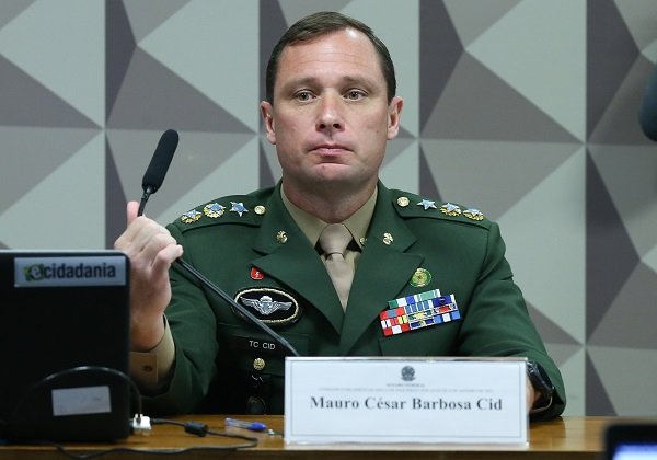 Exército tira Mauro Cid e outros 4 investigados na lista de promoção
