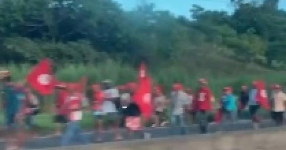 VÍDEO: Integrantes do MST alcançam BR-324 em Simões Filho em marcha estadual