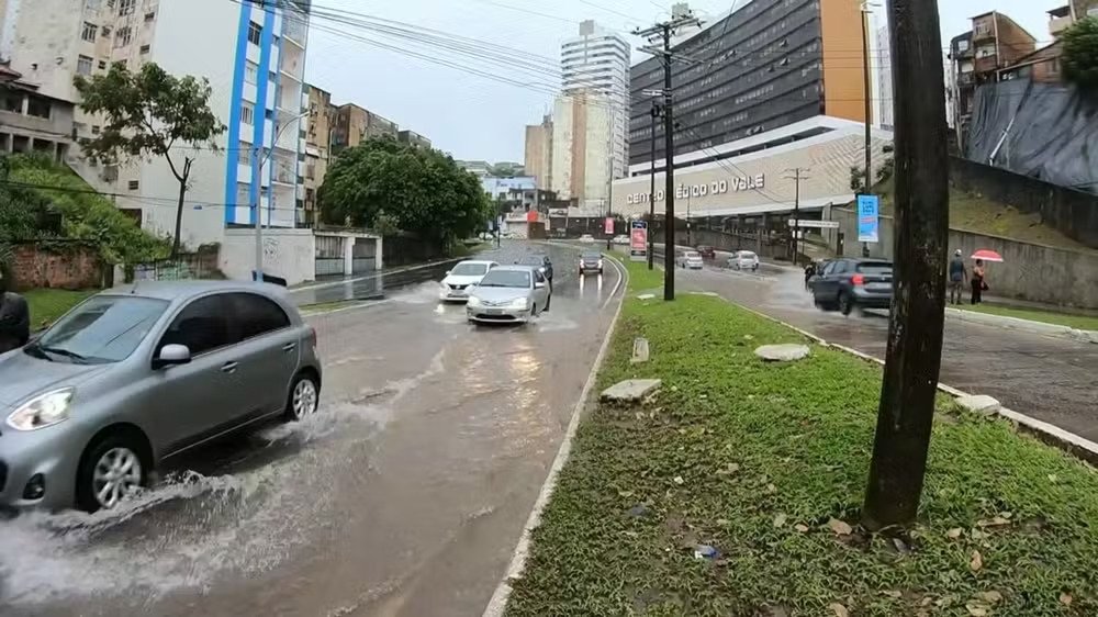 Diversos bairros de Salvador sofrem com alagamentos provocados pelas chuvas