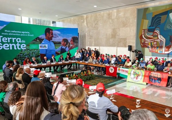 Governo anuncia plano para assentar 295 mil famílias até 2026