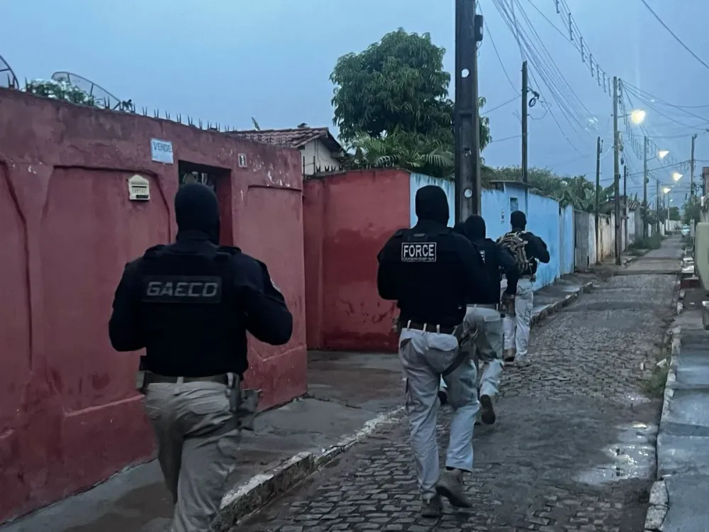 Três policiais são presos por suspeita de participação em grupo de extermínio