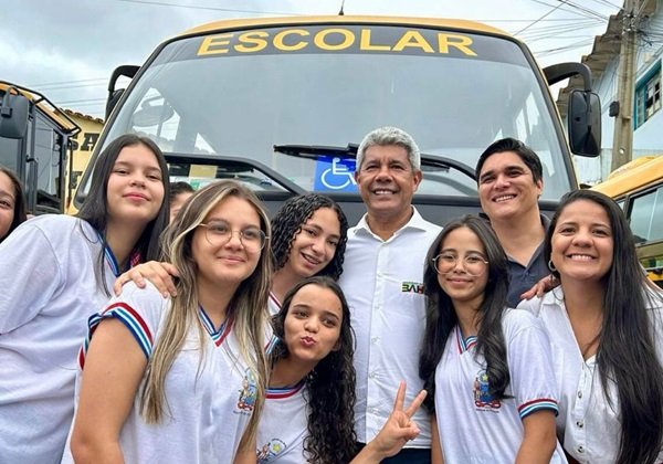 Jerônimo faz entrega de anexo em colégio de Jacaraci: ‘o trabalho pela nossa gente não para’