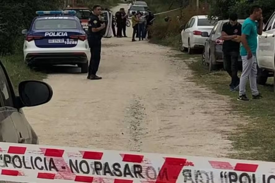 Os corpos foram achados na casa onde os meninos viviam com a mãe — Foto: Reprodução