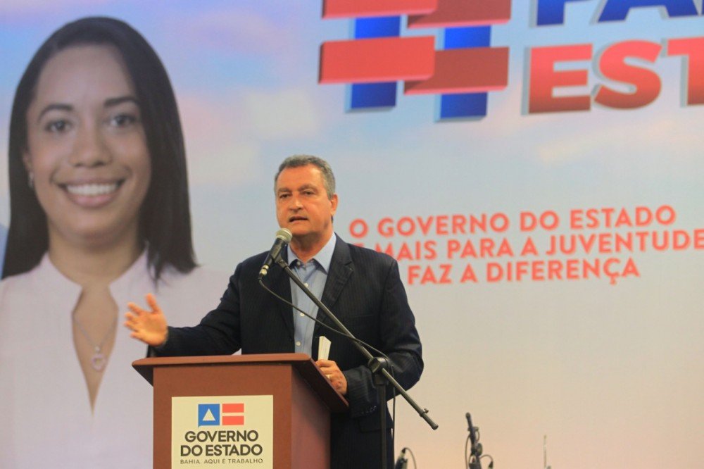 “O grande destaque do Partiu Estágio é o cunho social”, diz Rui durante assinatura de contrato de 1.215 estudantes