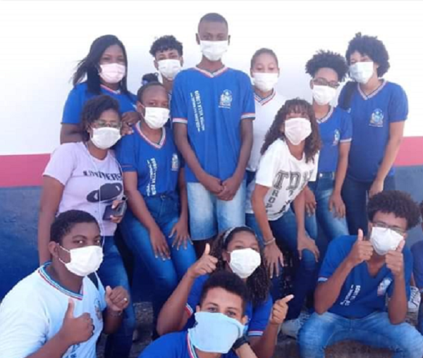 Estudantes usam máscara hospitalar durante aula em solidariedade a colega com câncer