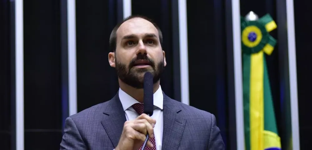 Eduardo Bolsonaro repete narrativa bolsonarista de perseguição e censura em evento da extrema direita mundial