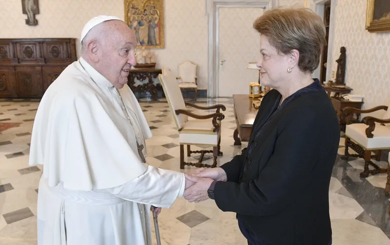 Dilma Rousseff é recebida pelo Papa Francisco no Vaticano