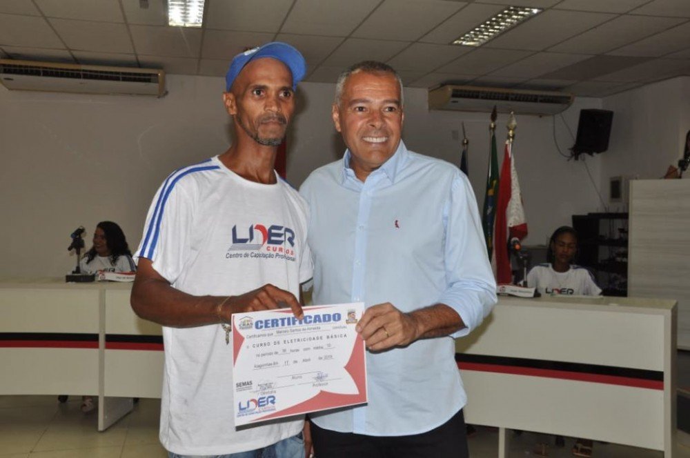 Prefeitura entrega 220 certificados de cursos profissionalizantes gratuitos