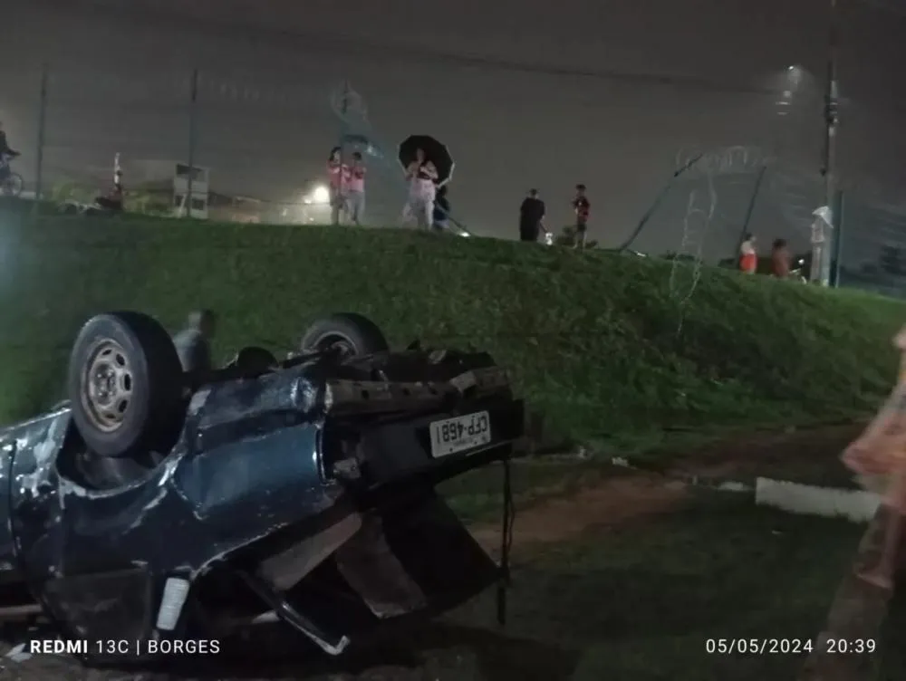 Vídeo: carro capota dentro de condomínio em Lauro de Freitas