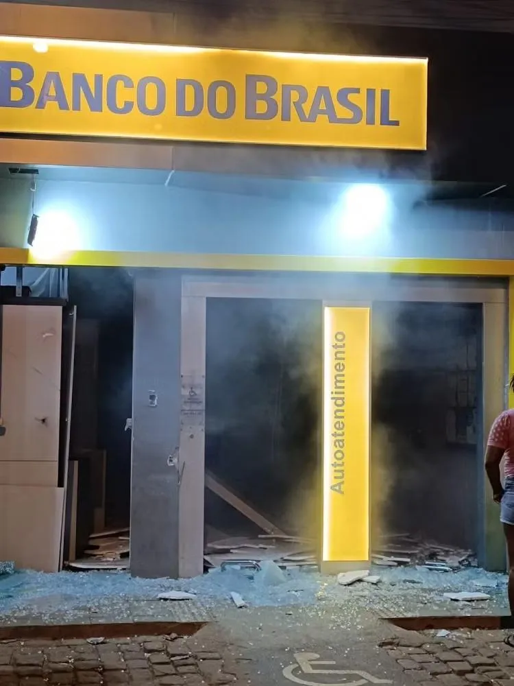 Bahia: Caixas eletrônicos de agência são explodidos e sede do pelotão da PM é atacada em cidade do interior