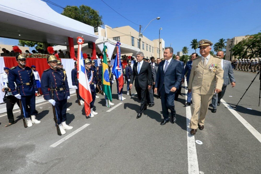 Rui entrega medalhas a militares em evento que celebra os 194 anos da PMBA