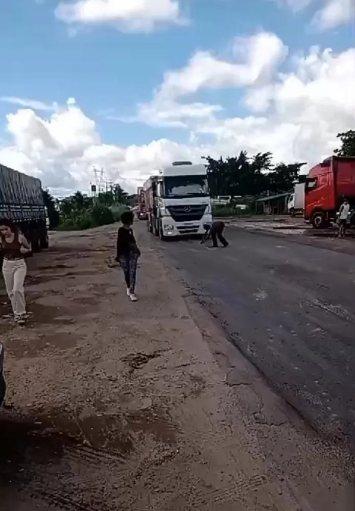 Homem em surto tenta tirar a própria vida na BR-101 em Alagoinhas