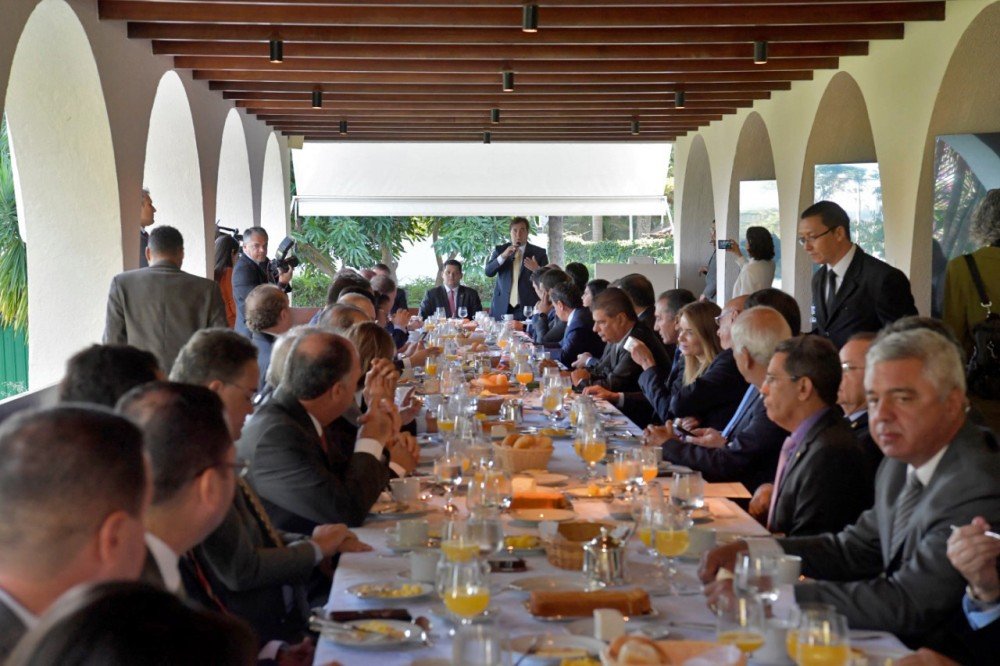 Em Brasília, governador em exercício cobra solução rápida para novo pacto federativo