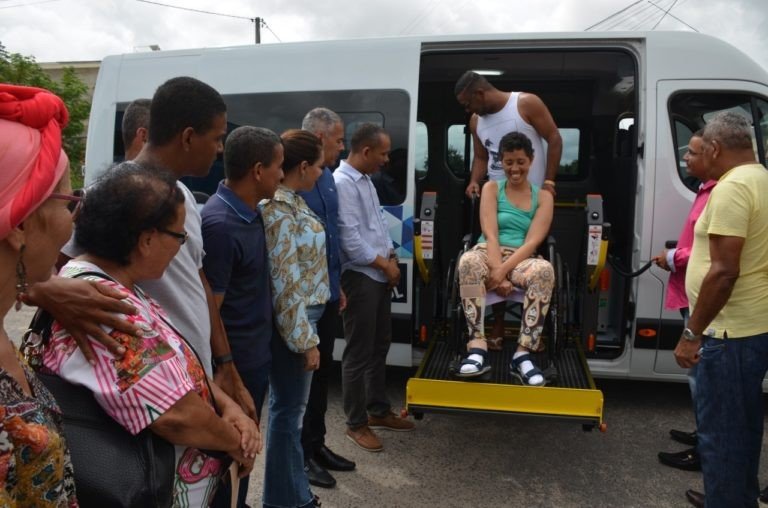 Prefeitura entrega veículo de transporte eletivo à Pestalozzi