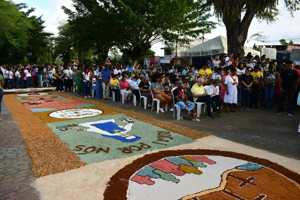 Em Alagoinhas, Corpus Christi é marcado por tapetes, procissão e missa solene