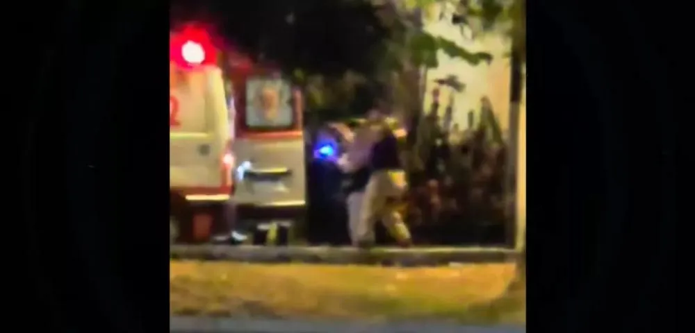 Em surto psicótico, homem é baleado por PM dentro de ambulância que pergunta: "quer mais?" (vídeo)