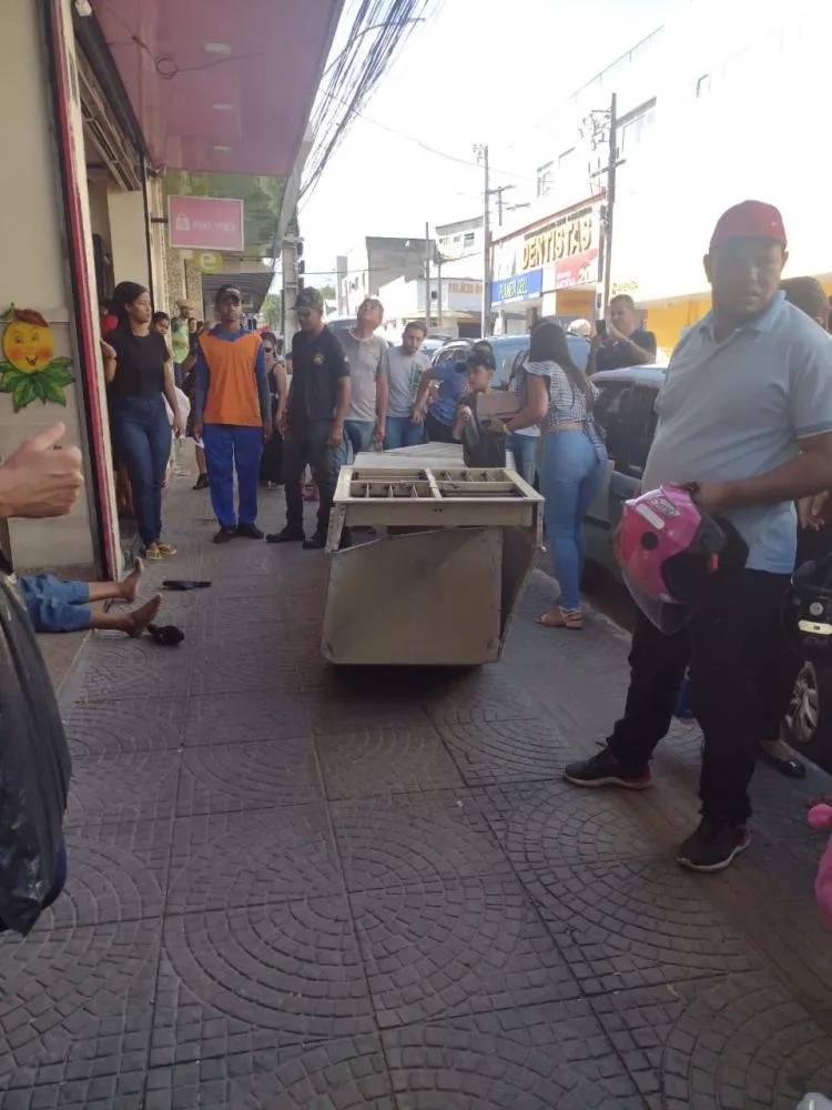 Aparelho de climatização desabada deixando duas pessoas gravemente feridas em Alagoinhas