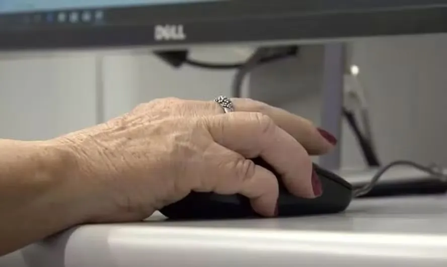 Tem mais de 60 anos e quer voltar ao mercado de trabalho? Veja dicas para preparar o currículo — Foto: Agência Brasil