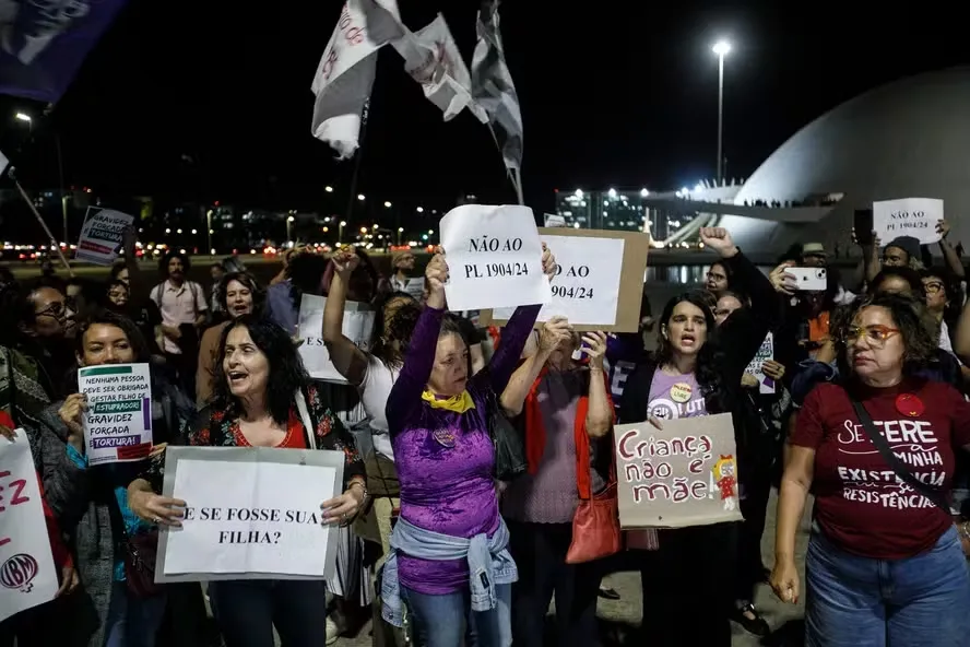 PL do aborto gera mobilização social e protestos nas ruas em meio ao silêncio do governo