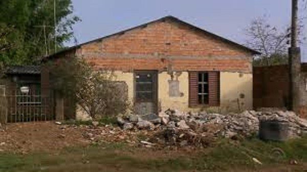 Corpo de mulher é encontrado enterrado no quintal da casa onde morava