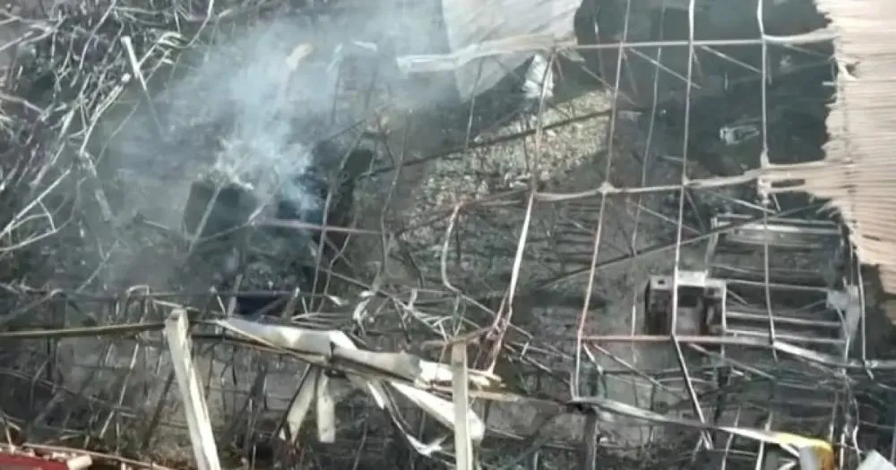 Incêndio destrói galpões de empresas na Bahia