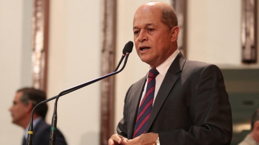 Joseildo apresenta requerimento questionando viagem de Bolsonaro aos EUA