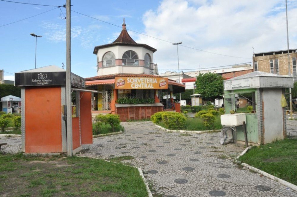 Prefeito discute projeto de requalificação da praça J J Seabra com fotógrafos