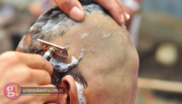 Pai raspa o cabelo da filha de 16 anos como punição. Avalie