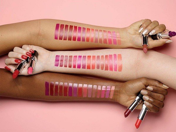 Natura anuncia acordo para compra do controle da Avon