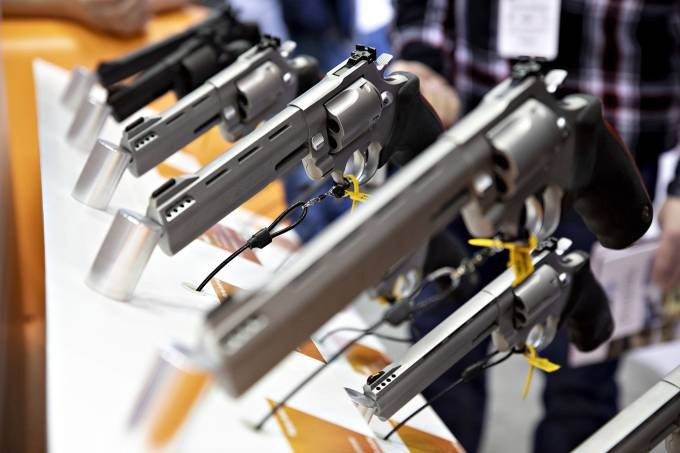 Ações da Taurus disparam na Bolsa depois da liberação de compra de fuzis