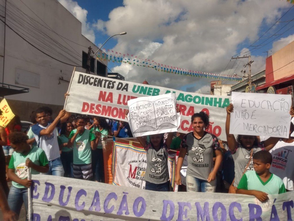 Alagoinhas. Protesto contra desmonte da educação promovido pelo MEC