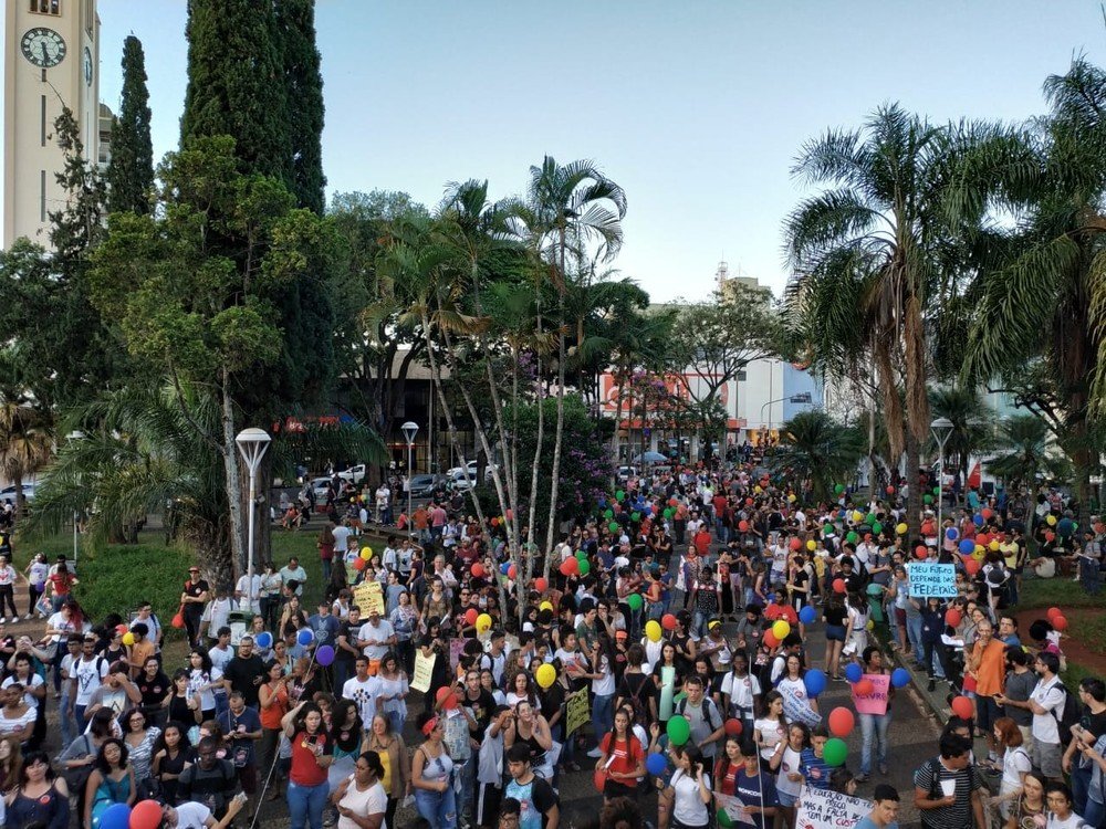 Cidades brasileiras registram atos em defesa da educação
