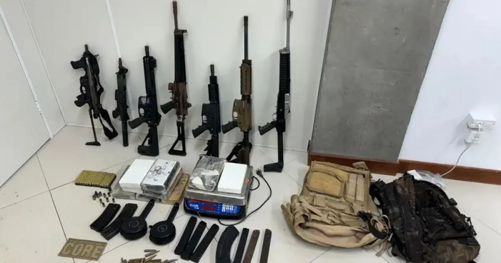 Bahia: Polícia descobre bunker que escondia fuzis, metralhadoras e cocaína