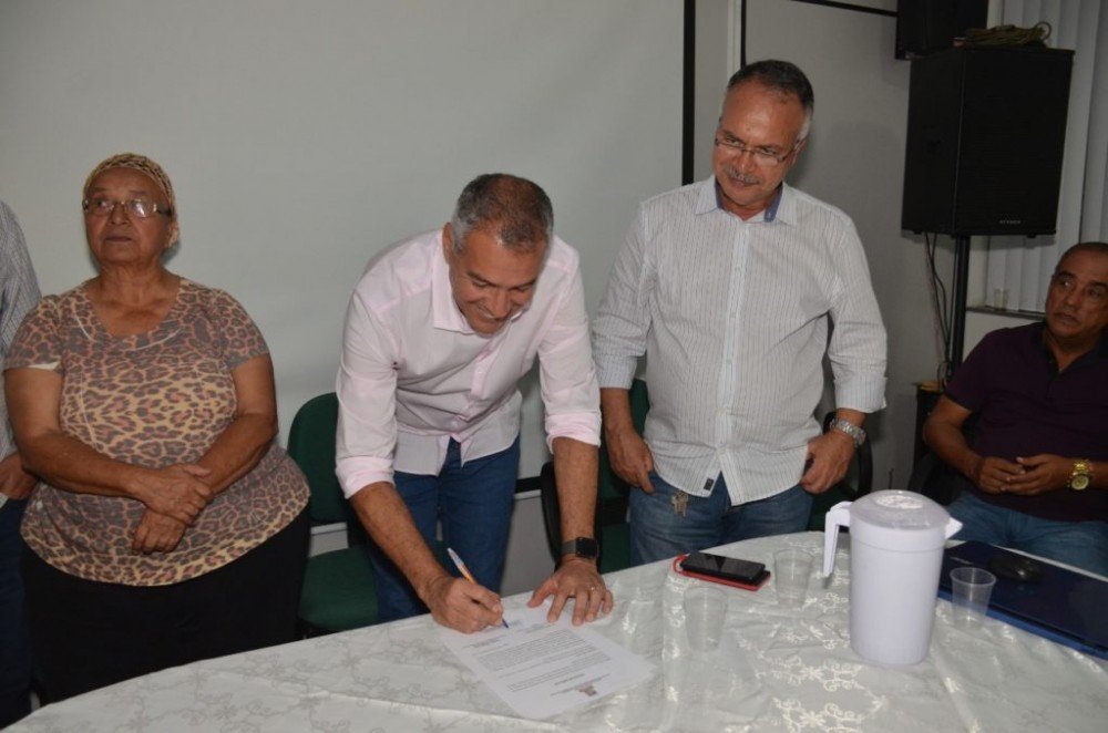 Prefeito assina ordem de serviço para cobrertura da feira de confecções