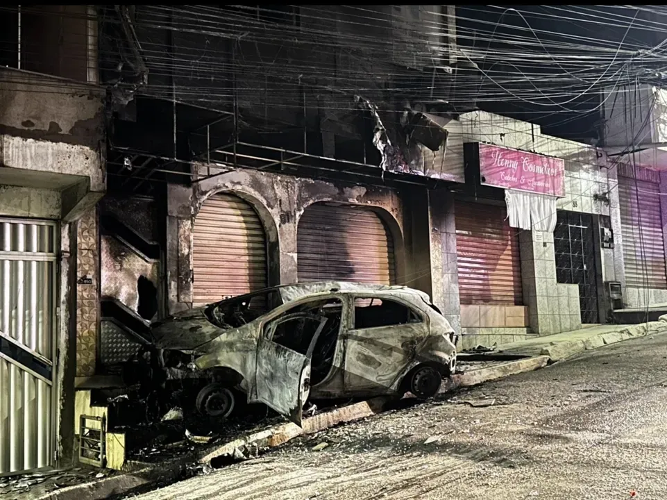 Candeias: Carro desgovernado em chamas causa pânico a moradores