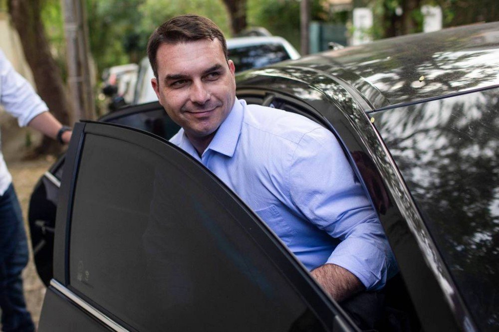 Assessores de Flávio Bolsonaro recebiam salário, mas não tinham crachá e ficavam longe da Alerj