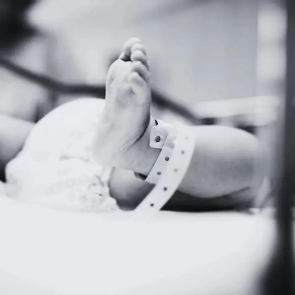 Bebê com marcas de agressão morre em Salvador; pais são suspeitos