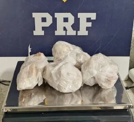 Bahia: Jovem de 18 anos é presa com mais de 10 kg de drogas em ônibus