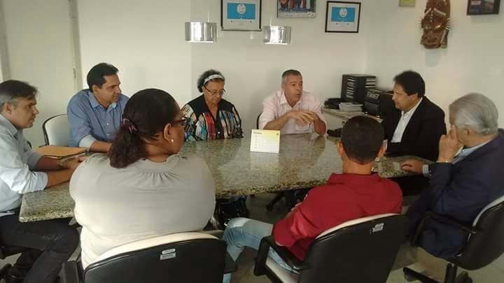 Prefeito em reunião com o Secretário Estadual de Turismo, em busca de apoio para o São João.