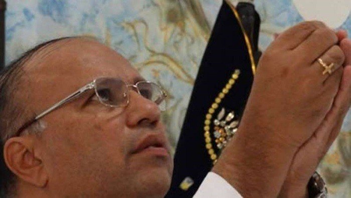 Padre é rendido, amarrado e assaltado durante missa em Praia Grande