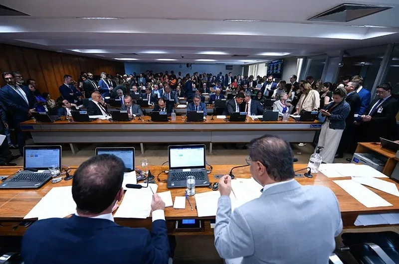 Dinheiro público: apenas 0,9% das 'emendas Pix' aprovadas pelo Congresso para 2024 tem destino conhecido, afirma ONG