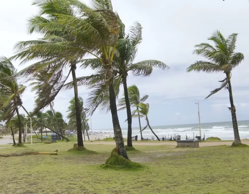 Homem é assassinado a tiros em encontro na praia de Stella Maris, Salvador