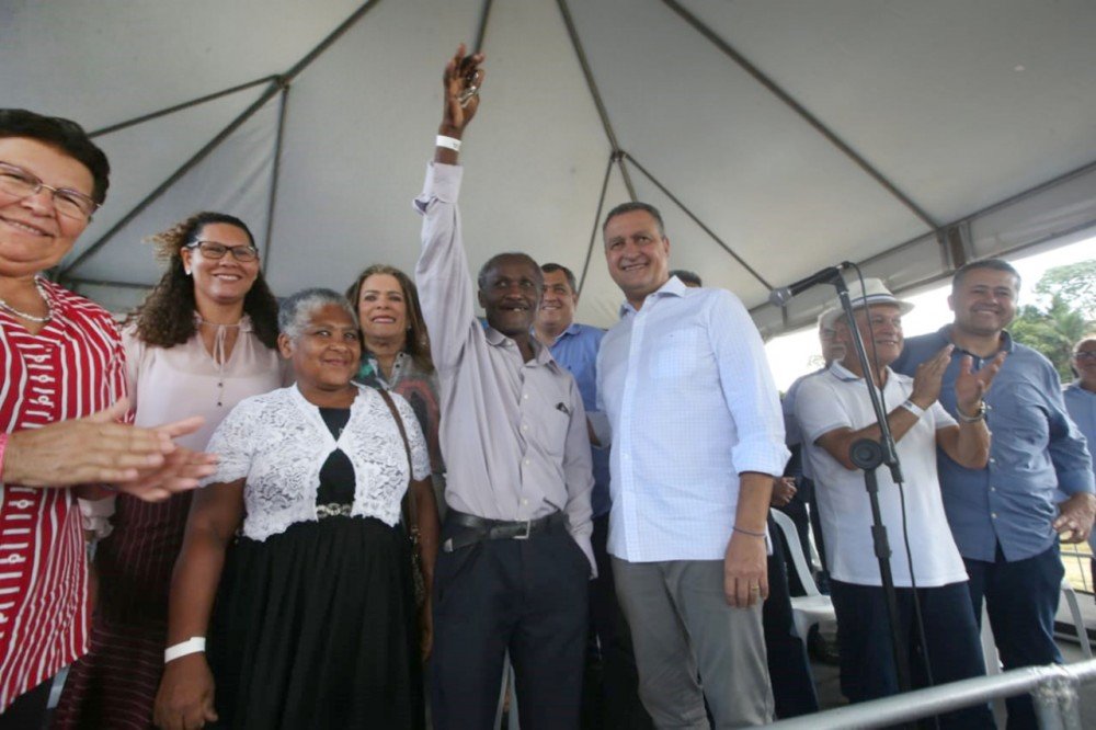 Rui entrega 20 casas em comunidade quilombola de Araçás