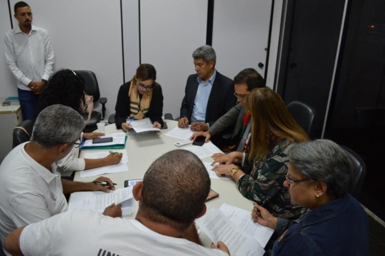 Universidades assinam termo de compromisso com governo para o fim da greve