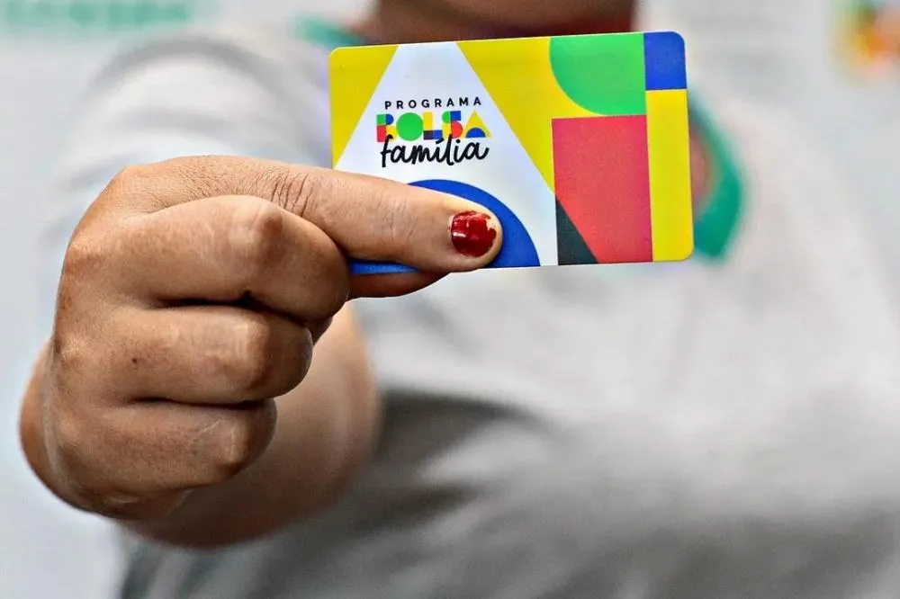Pagamentos do Bolsa Família e Vale Gás começam nesta segunda; confira o calendário