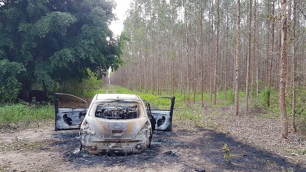 Bandidos põem fogo em carro com repórter da TV Bahia na mala