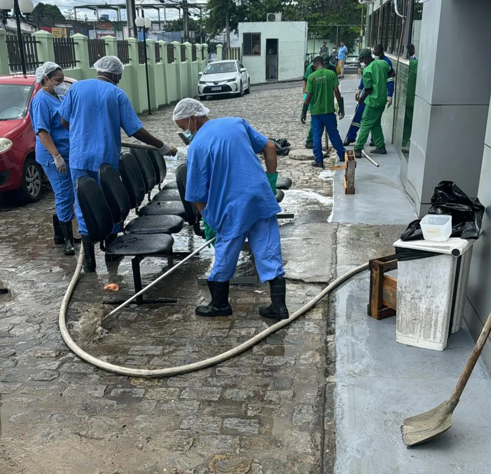 Excessivo volume de água das chuvas recentes causa vazamento no Hospital Dantas Bião; equipe atua para resolver problema