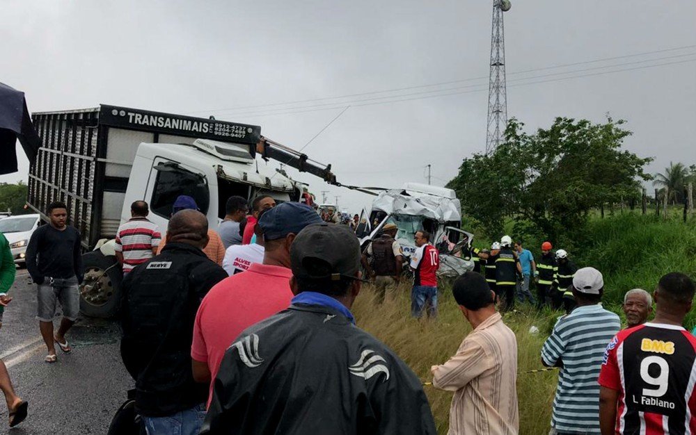 Batida frontal entre van e carreta deixa 8 mortos em rodovia da Bahia.