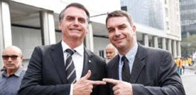 Bolsonaro e filho espalham notícia falsa sobre Jean Wyllys e David Miranda