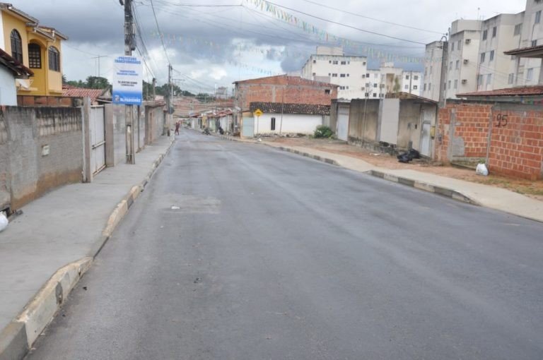 Em clima de festejos juninos, moradores do Jambreiro comemoram entrega de obras de drenagem e pavimentação